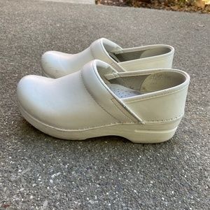 White Dansko clogs size 37